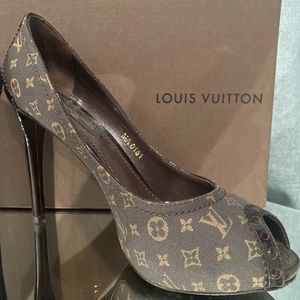 Louis Vuitton Classic Monogram Peak Thru Pumps